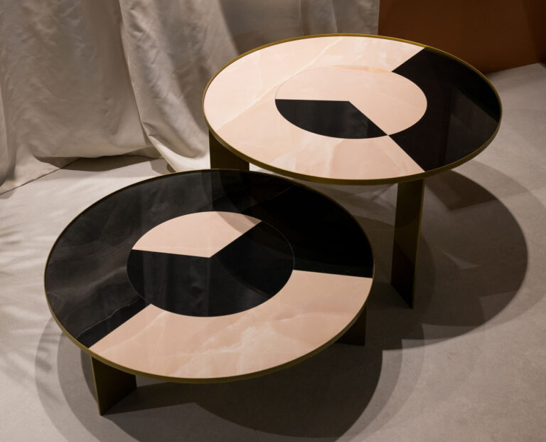 Pollini Home, Tavolini YSO R con piani Variazioni sul giro – Design: Sapiens Design Studio (Foto di Davide Bartolai)